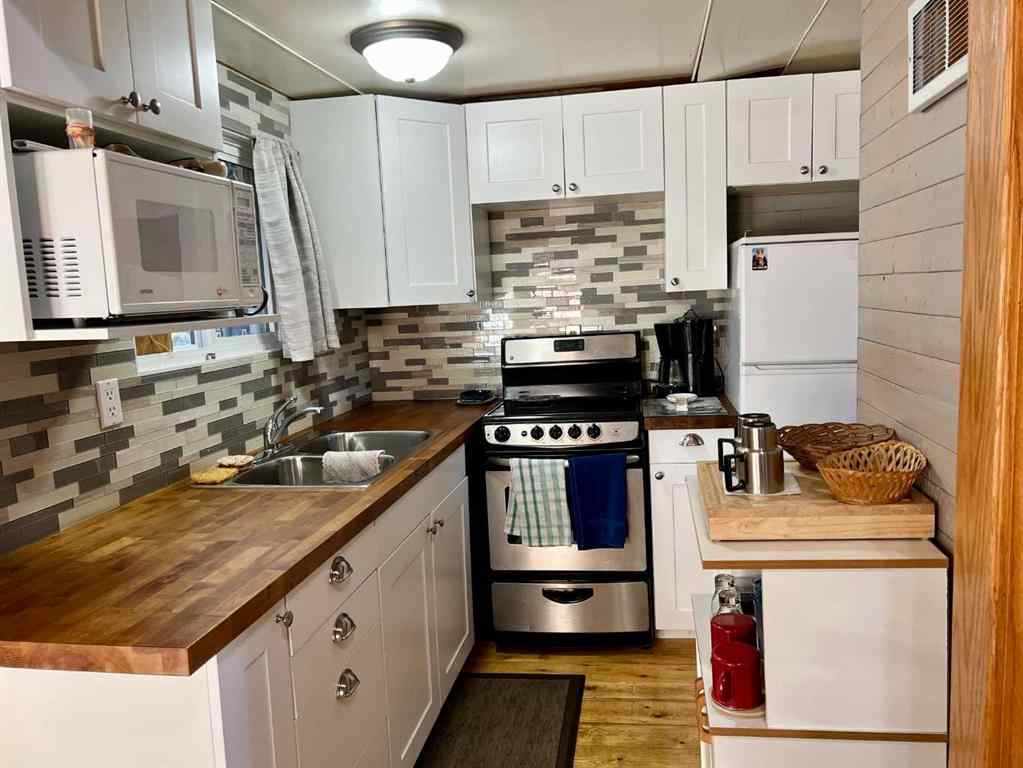 MLS® A2177979 - 4 Lee Lake Road  in NONE Rural Pincher Creek No. 9, M.D. of, Residential