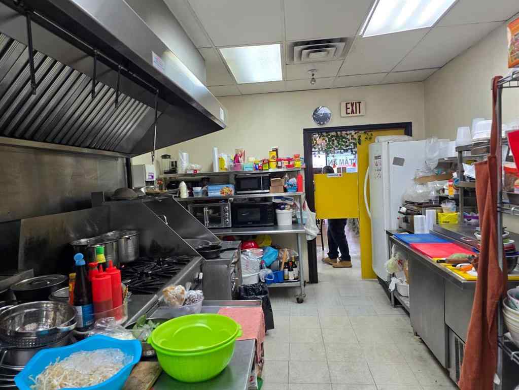 MLS® A2181029 - 17 ave Avenue SE in Southview Calgary, Commercial
