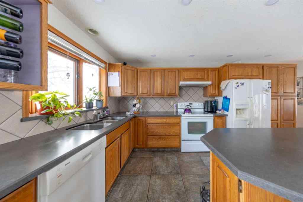 MLS® A2182178 - 3801 57A Avenue  in Southridge Lloydminster, Residential