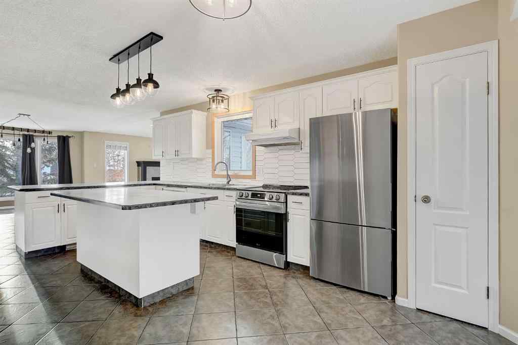 MLS® A2184082 - 739 Oak Drive   in NONE Beaverlodge, Residential