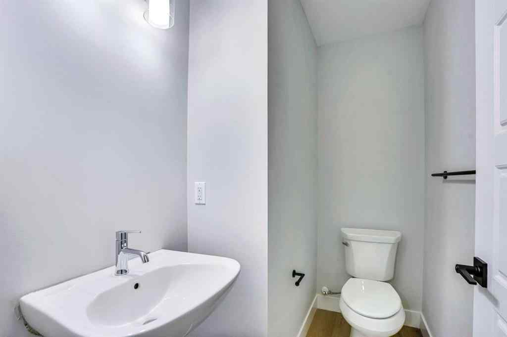 MLS® A2197870 - Unit #2 2633 1 Avenue NW in West Hillhurst Calgary, Residential