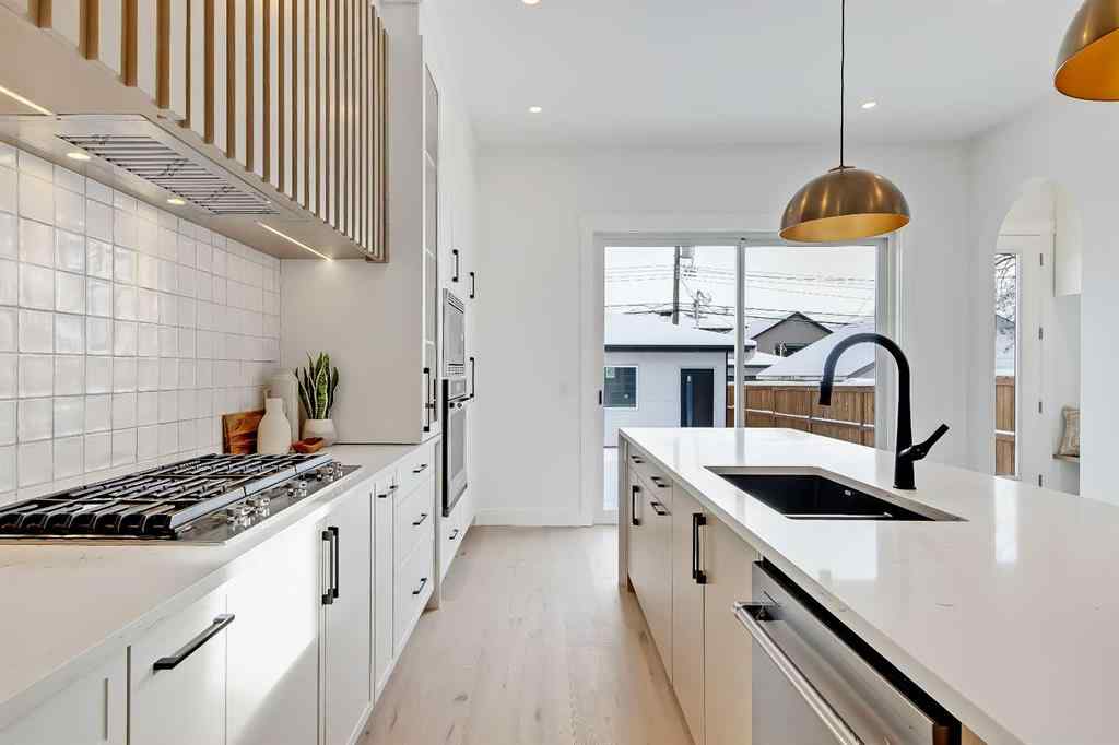 MLS® A2198942 - 215 25 Avenue NW in Tuxedo Park Calgary, Residential