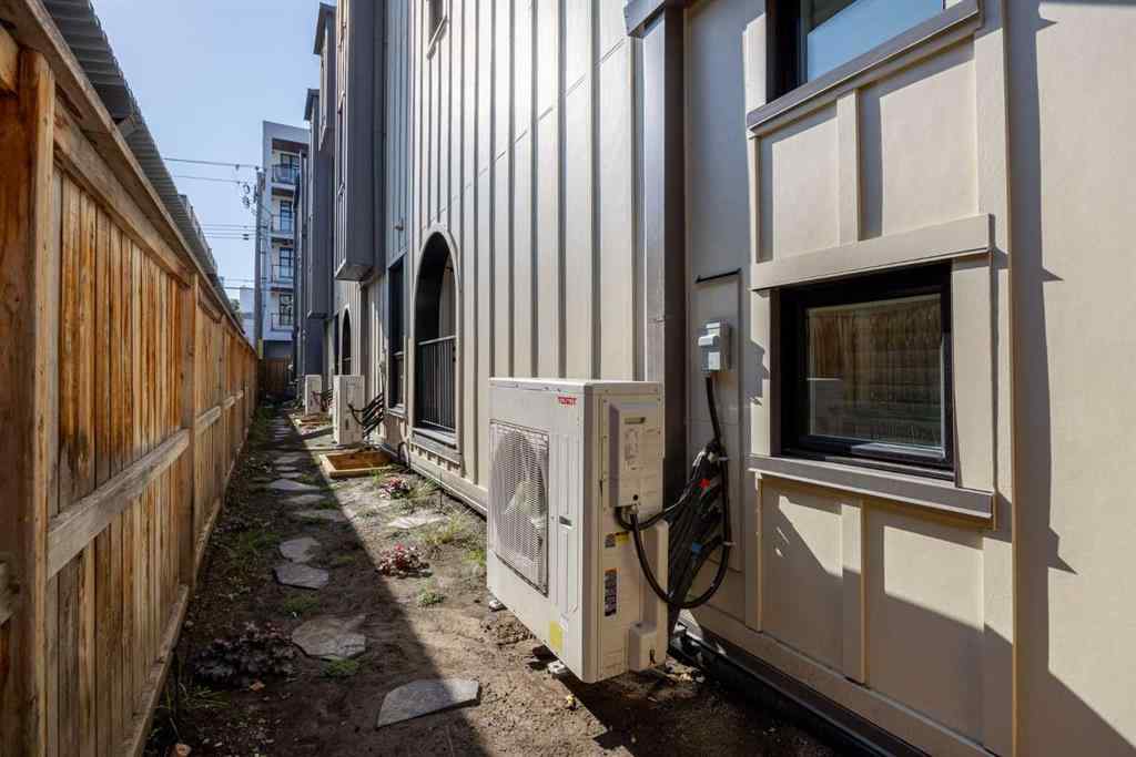 MLS® A2202302 - Unit #2 923 1 Avenue NW in Sunnyside Calgary, Residential