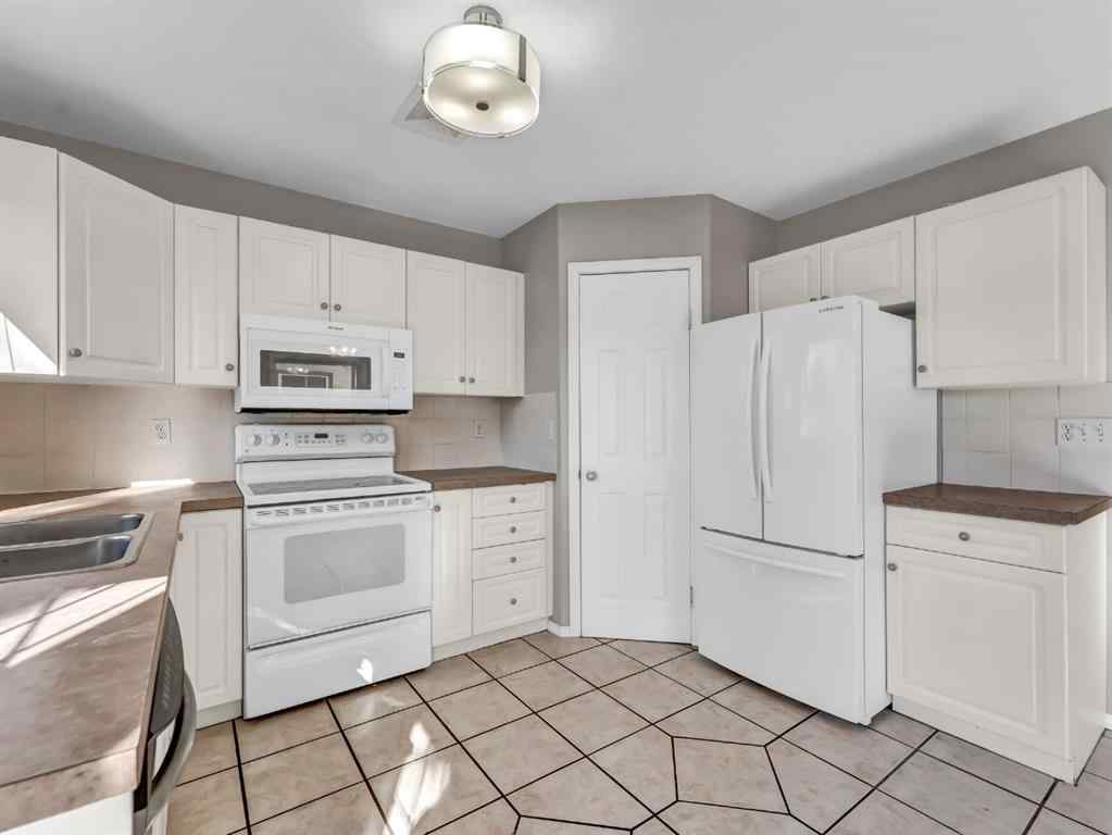 MLS® A2203392 - 327/329 3 Street NW in Riverside Medicine Hat, Residential