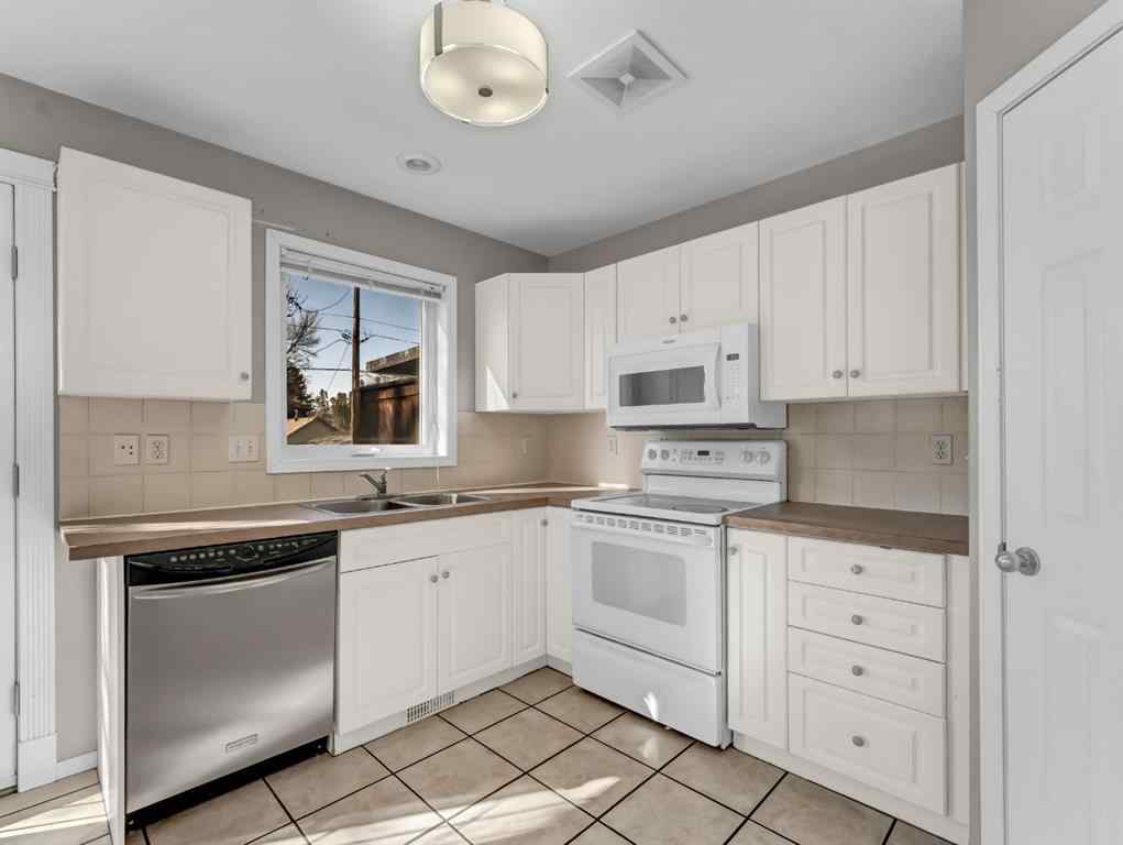 MLS® A2203392 - 327/329 3 Street NW in Riverside Medicine Hat, Residential
