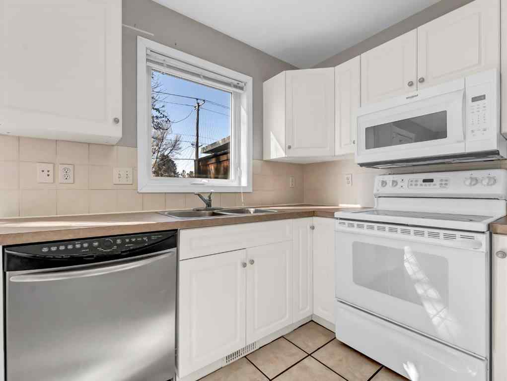 MLS® A2203392 - 327/329 3 Street NW in Riverside Medicine Hat, Residential