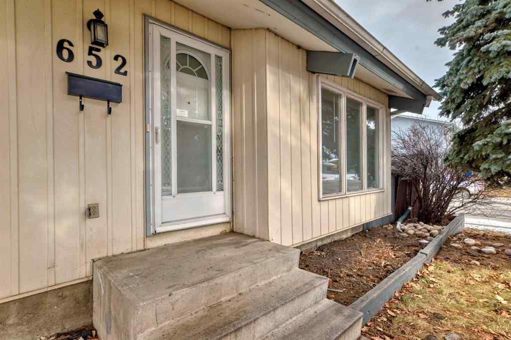 MLS® A2203586 - 652 Queensland Drive SE in Queensland Calgary, Residential