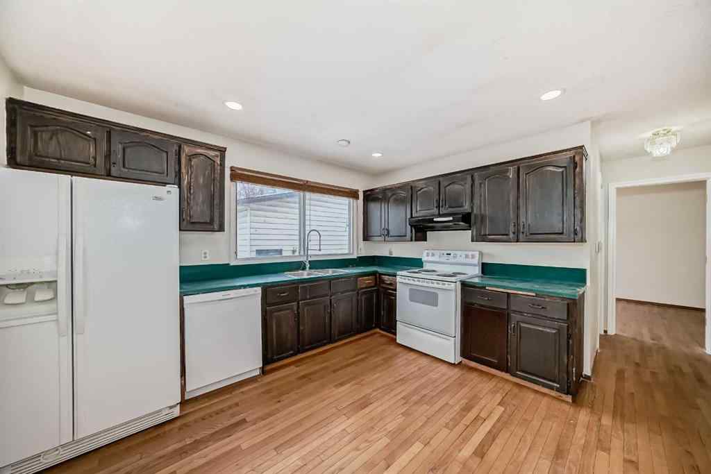 MLS® A2203586 - 652 Queensland Drive SE in Queensland Calgary, Residential