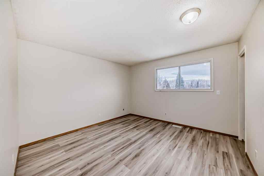 MLS® A2203586 - 652 Queensland Drive SE in Queensland Calgary, Residential