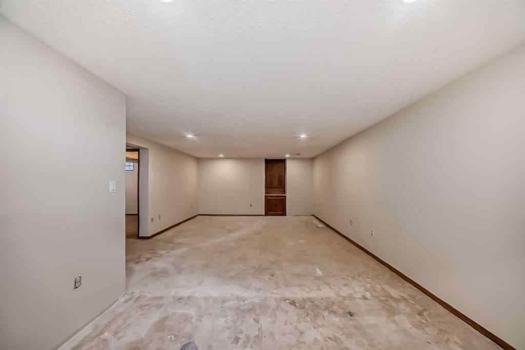 MLS® A2203586 - 652 Queensland Drive SE in Queensland Calgary, Residential