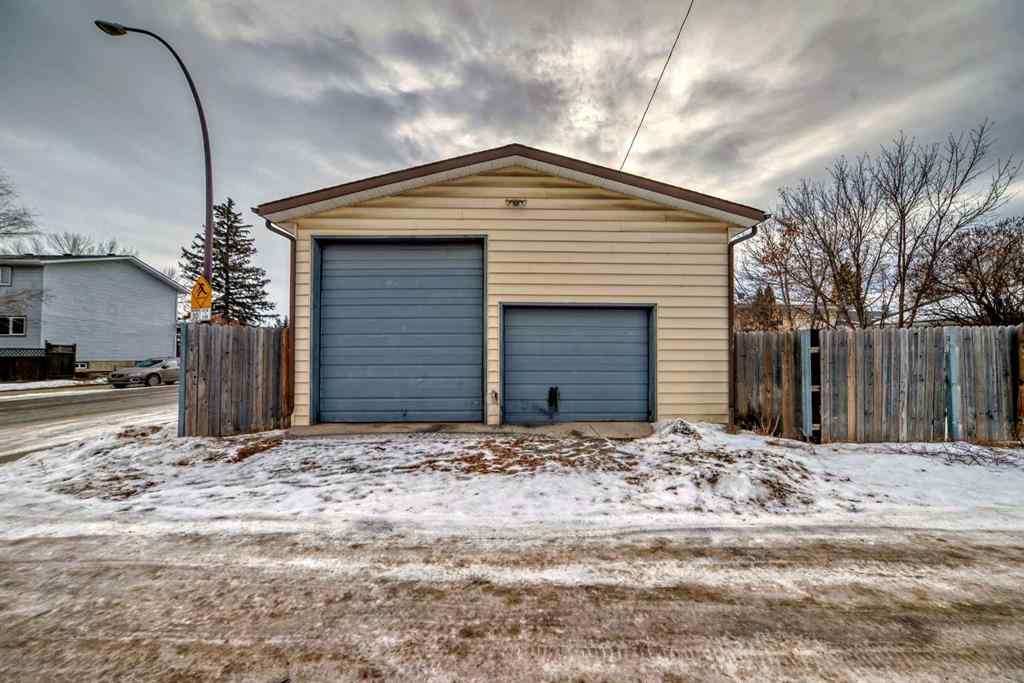 MLS® A2203586 - 652 Queensland Drive SE in Queensland Calgary, Residential
