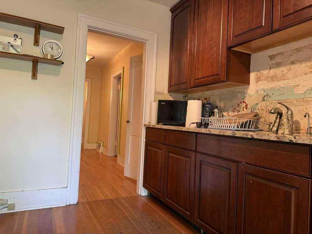 MLS® A2203613 - 133 10 Avenue NE in Crescent Heights Calgary, Residential