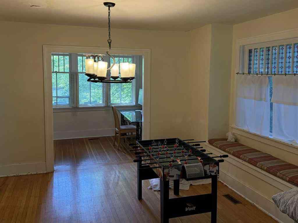 MLS® A2203613 - 133 10 Avenue NE in Crescent Heights Calgary, Residential