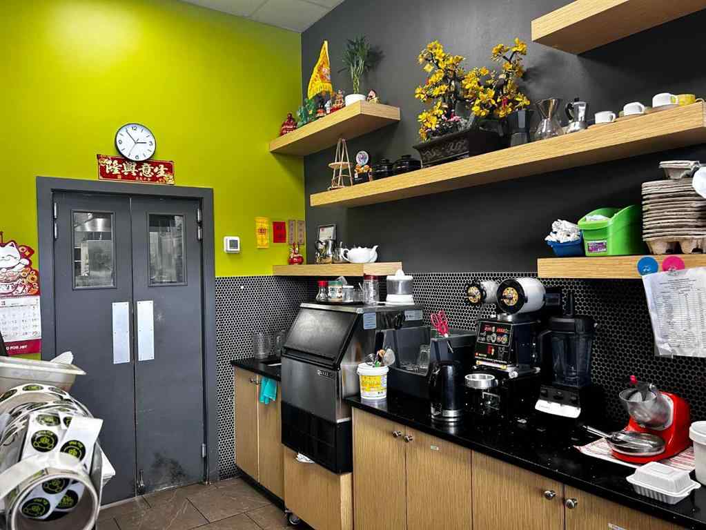 MLS® A2205340 - 971 64 Avenue NE in Skyline West Calgary, Commercial
