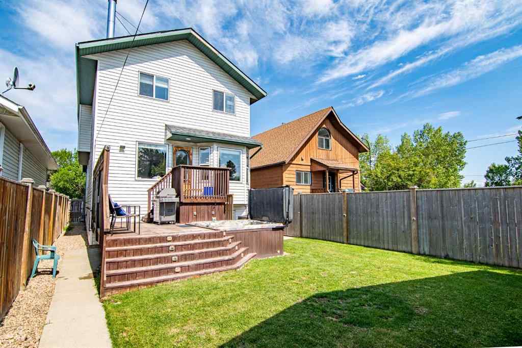 MLS® A2205574 - 5008 41 Street  in Cottage Area Sylvan Lake, Residential