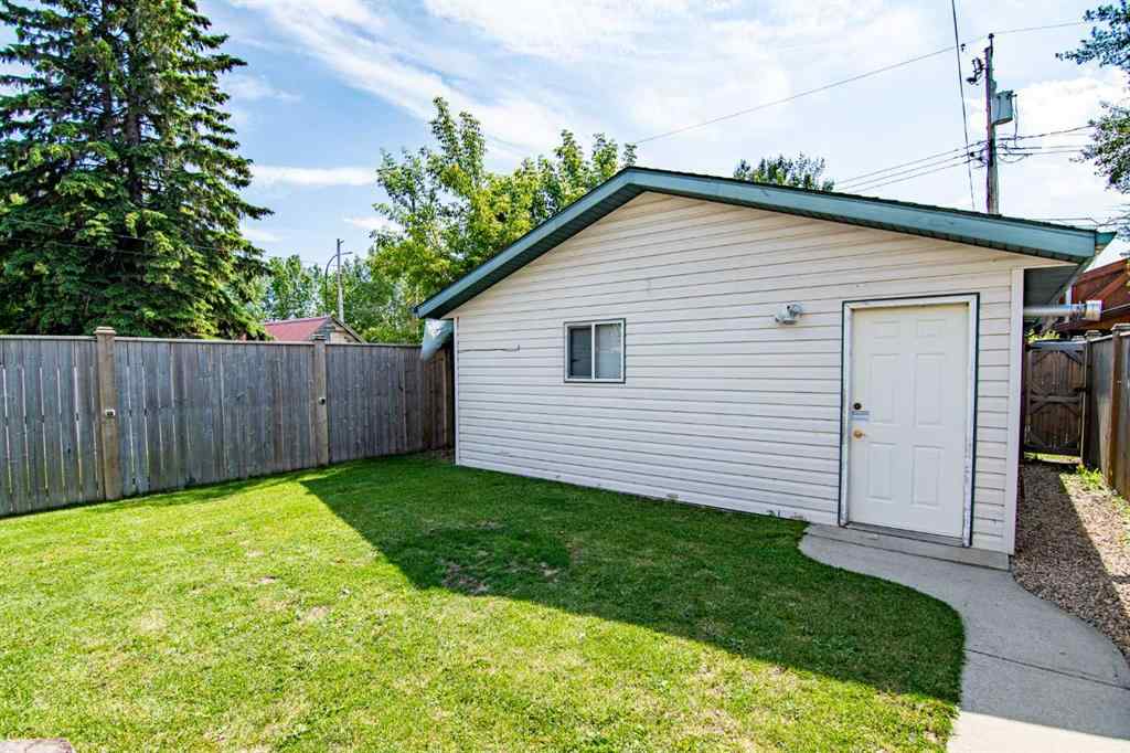 MLS® A2205574 - 5008 41 Street  in Cottage Area Sylvan Lake, Residential