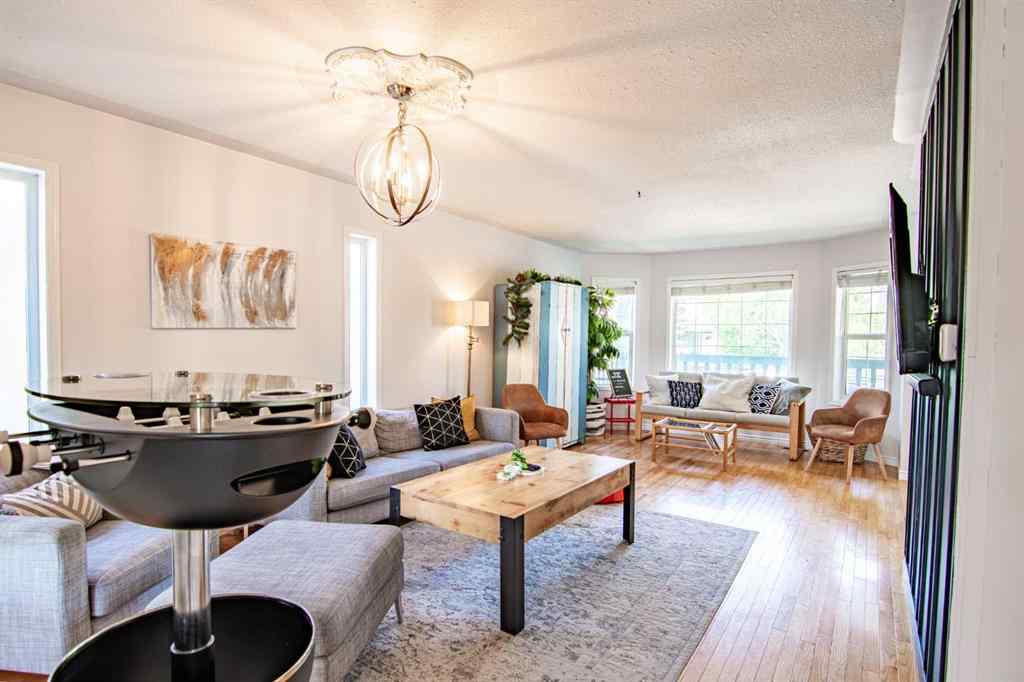 MLS® A2205574 - 5008 41 Street  in Cottage Area Sylvan Lake, Residential