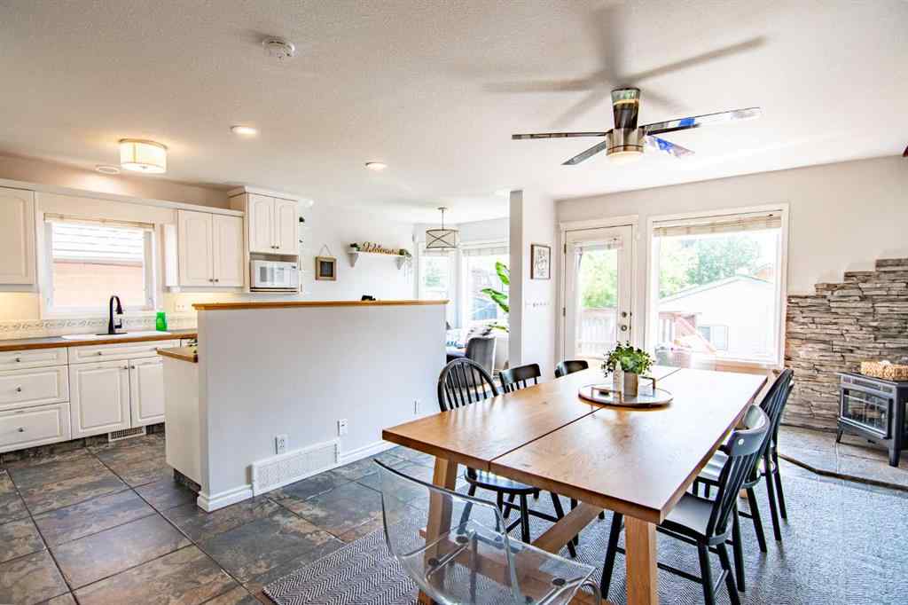 MLS® A2205574 - 5008 41 Street  in Cottage Area Sylvan Lake, Residential
