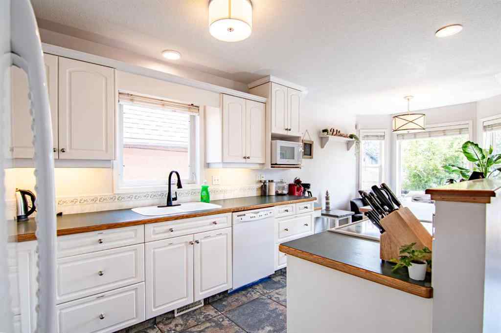 MLS® A2205574 - 5008 41 Street  in Cottage Area Sylvan Lake, Residential