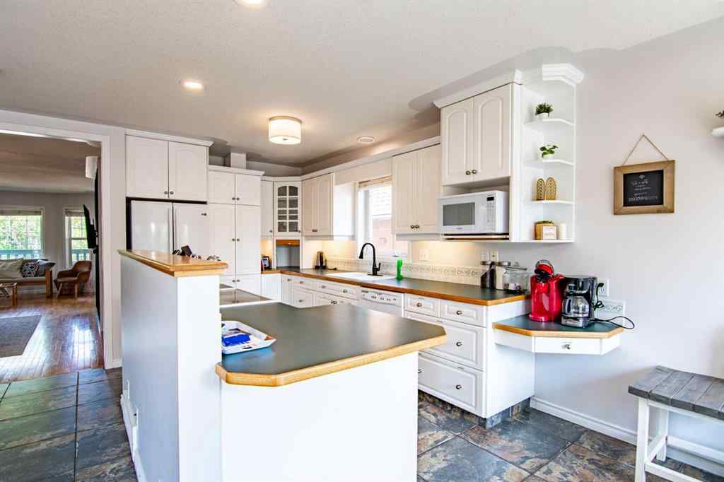MLS® A2205574 - 5008 41 Street  in Cottage Area Sylvan Lake, Residential