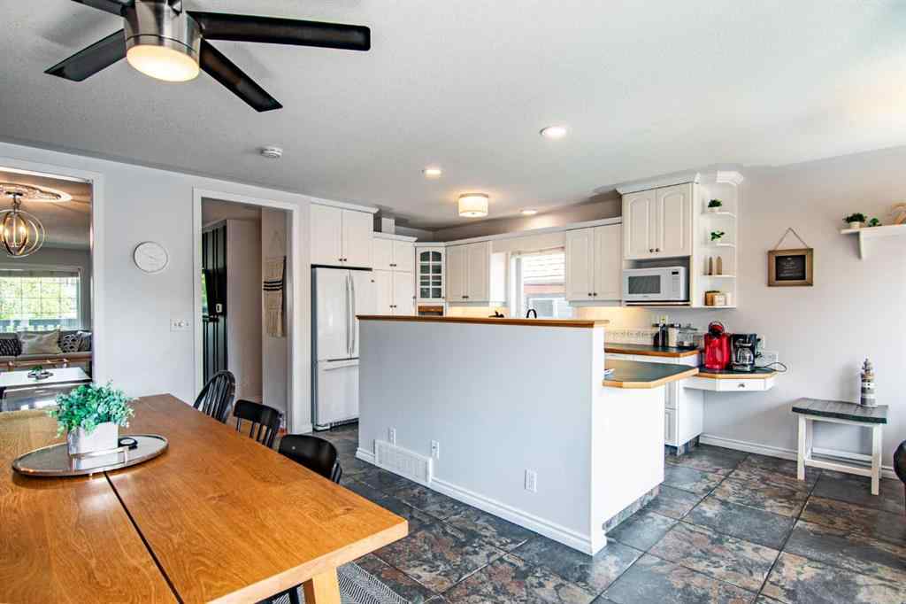 MLS® A2205574 - 5008 41 Street  in Cottage Area Sylvan Lake, Residential