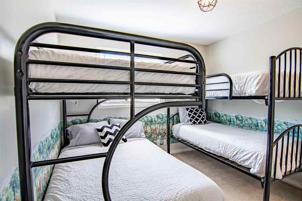 MLS® A2205574 - 5008 41 Street  in Cottage Area Sylvan Lake, Residential