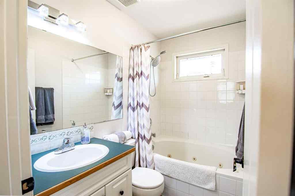 MLS® A2205574 - 5008 41 Street  in Cottage Area Sylvan Lake, Residential