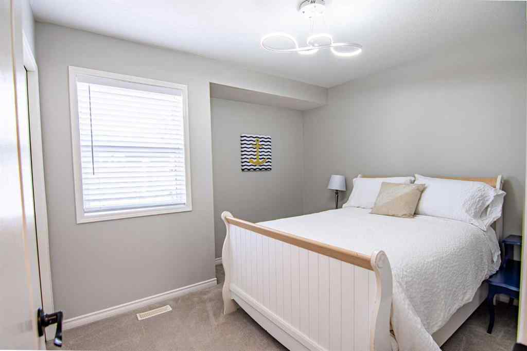 MLS® A2205574 - 5008 41 Street  in Cottage Area Sylvan Lake, Residential