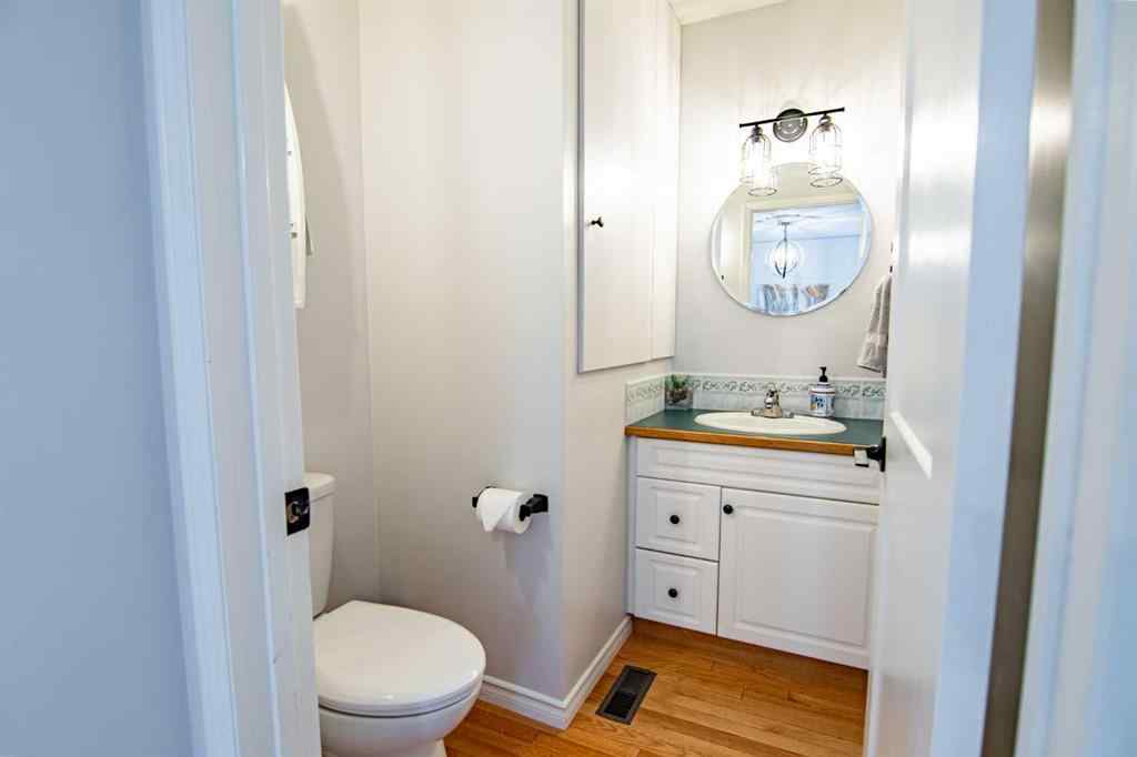MLS® A2205574 - 5008 41 Street  in Cottage Area Sylvan Lake, Residential