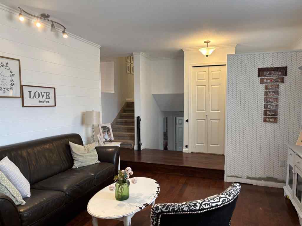 MLS® A2205800 - 182 S 3 Street E in NONE Magrath, Residential