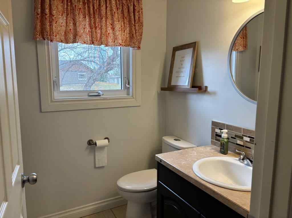 MLS® A2205800 - 182 S 3 Street E in NONE Magrath, Residential