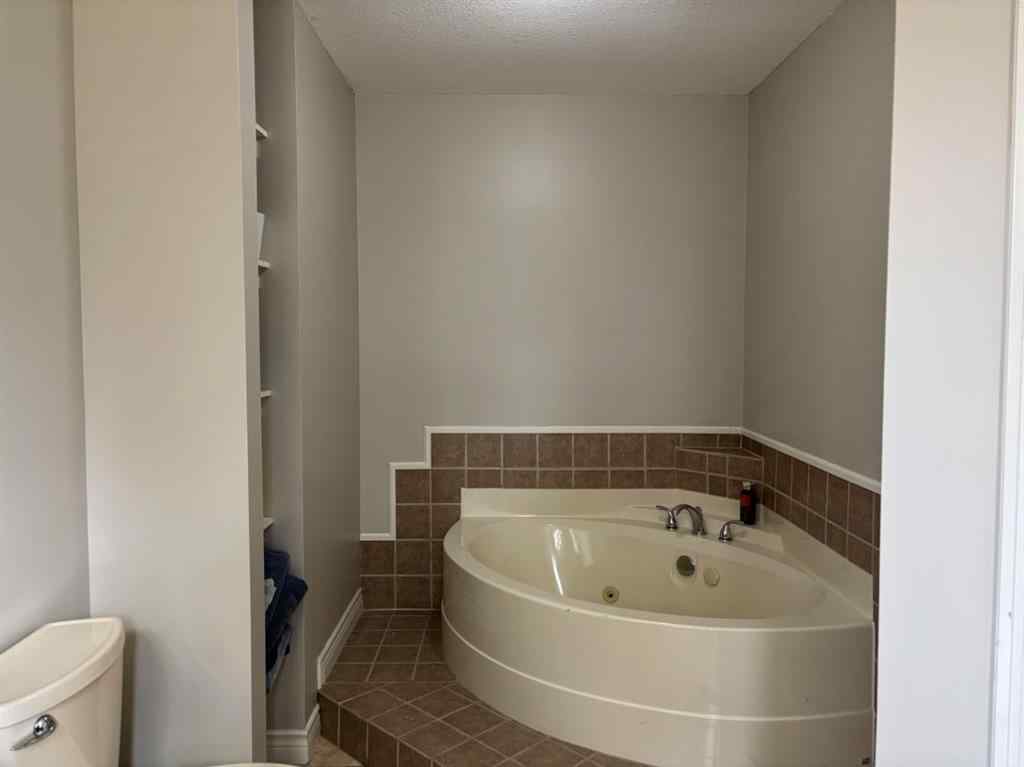 MLS® A2205800 - 182 S 3 Street E in NONE Magrath, Residential