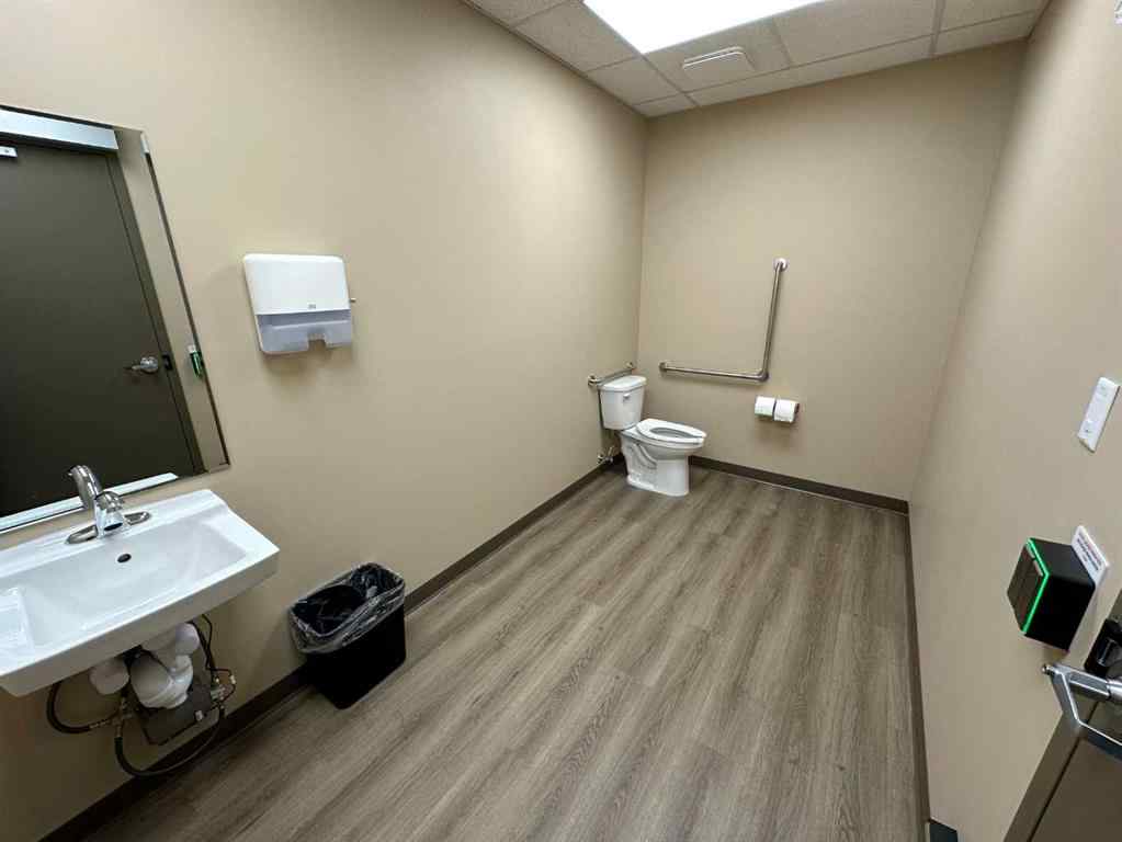 MLS® A2206108 - Unit #B 66 8 Street NW in Northwest Crescent Heights Medicine Hat, Commercial
