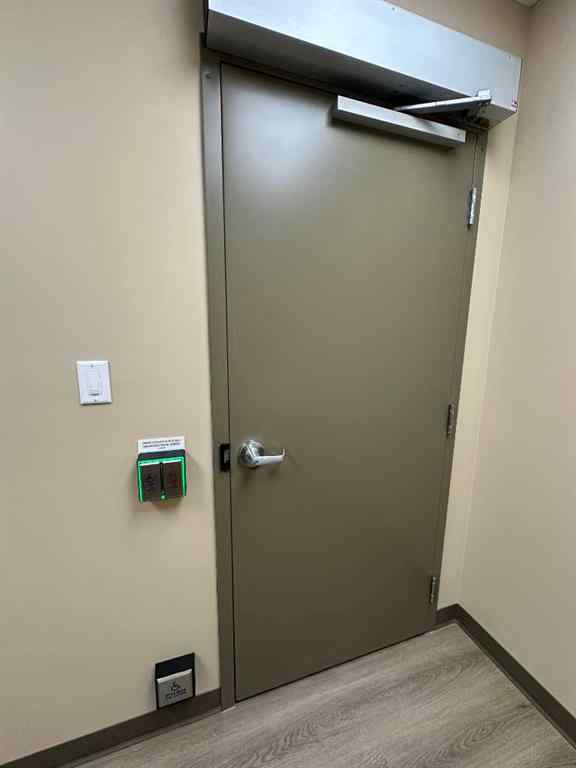 MLS® A2206108 - Unit #B 66 8 Street NW in Northwest Crescent Heights Medicine Hat, Commercial
