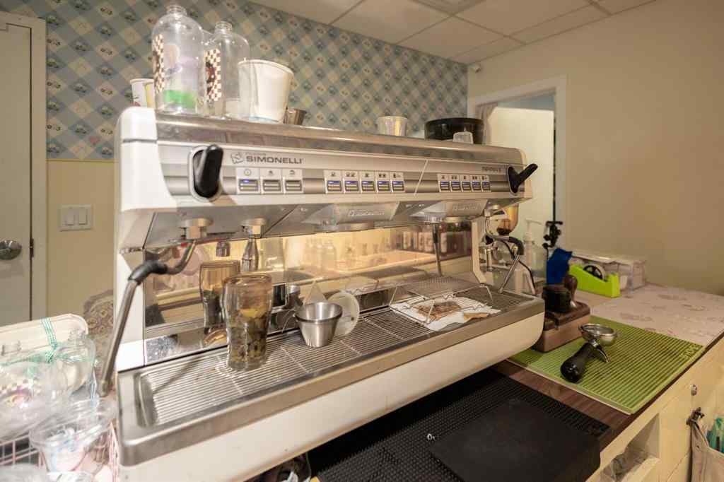 MLS® A2206149 - 536 16 Avenue NW in Mount Pleasant Calgary, Commercial