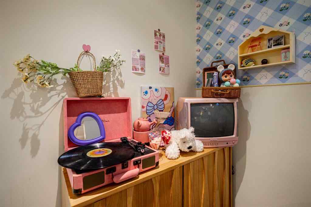 MLS® A2206149 - 536 16 Avenue NW in Mount Pleasant Calgary, Commercial