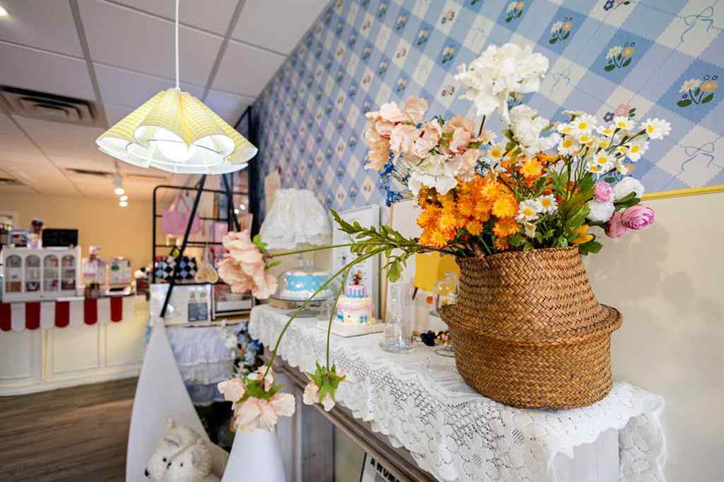 MLS® A2206149 - 536 16 Avenue NW in Mount Pleasant Calgary, Commercial