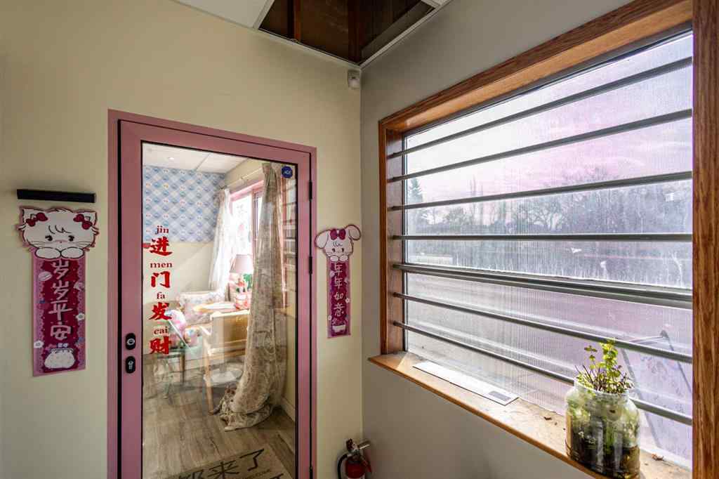 MLS® A2206149 - 536 16 Avenue NW in Mount Pleasant Calgary, Commercial