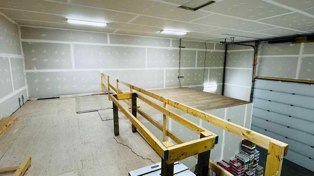 MLS® A2206340 - Unit #102 25 Beju Industrial Drive Drive  in Beju Industrial Park Sylvan Lake, Commercial
