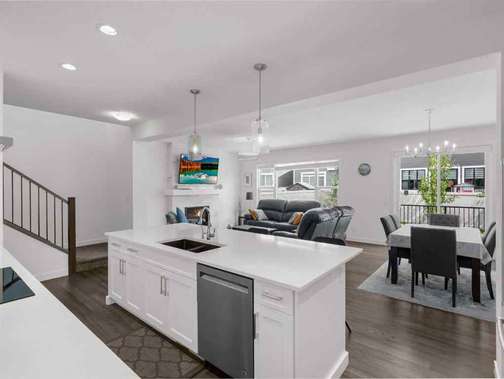 MLS® A2206366 - 18 West Grove Mews SW in West Springs Calgary, Residential