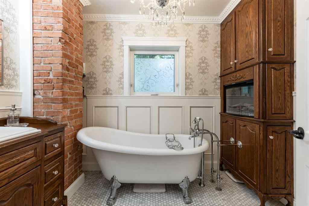 MLS® A2207074 - 127 1 Street SW in SW Hill Medicine Hat, Residential