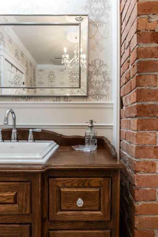MLS® A2207074 - 127 1 Street SW in SW Hill Medicine Hat, Residential