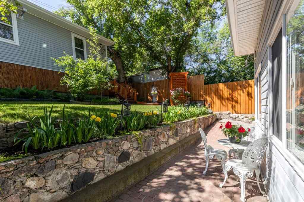 MLS® A2207074 - 127 1 Street SW in SW Hill Medicine Hat, Residential