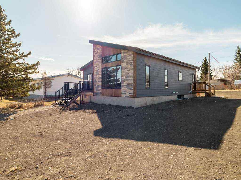 MLS® A2207854 - 686 Lacombe Street  in NONE Pincher Creek, Residential