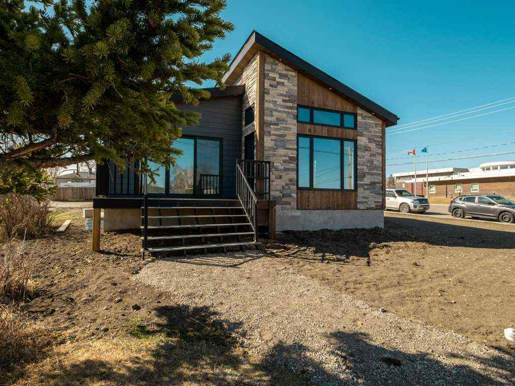 MLS® A2207854 - 686 Lacombe Street  in NONE Pincher Creek, Residential
