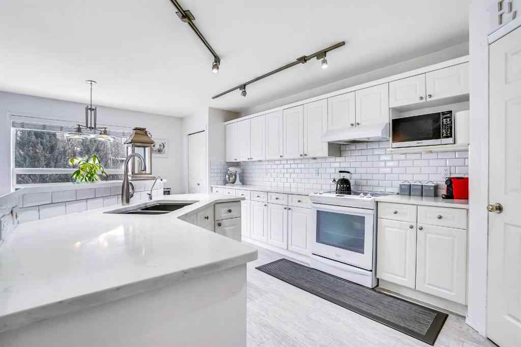 MLS® A2208025 - 115 WEST LAKEVIEW Passage  in Lakeview Landing Chestermere, Residential