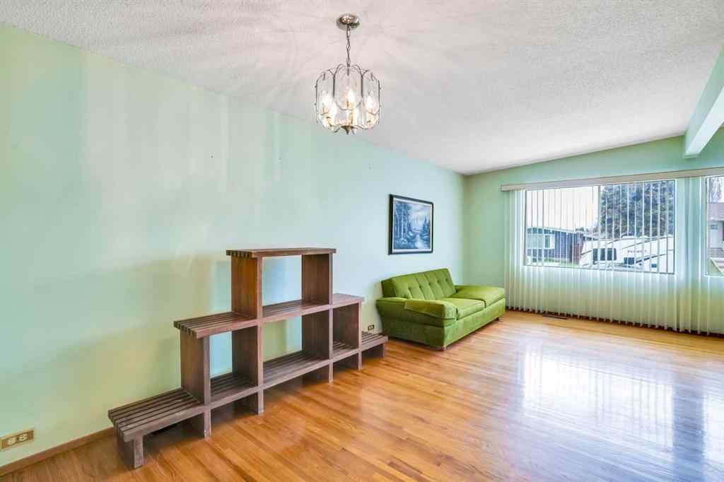 MLS® A2208915 - 924 Mayland Drive NE in Mayland Heights Calgary, Residential