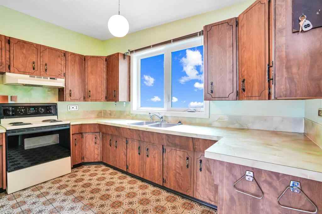 MLS® A2208915 - 924 Mayland Drive NE in Mayland Heights Calgary, Residential