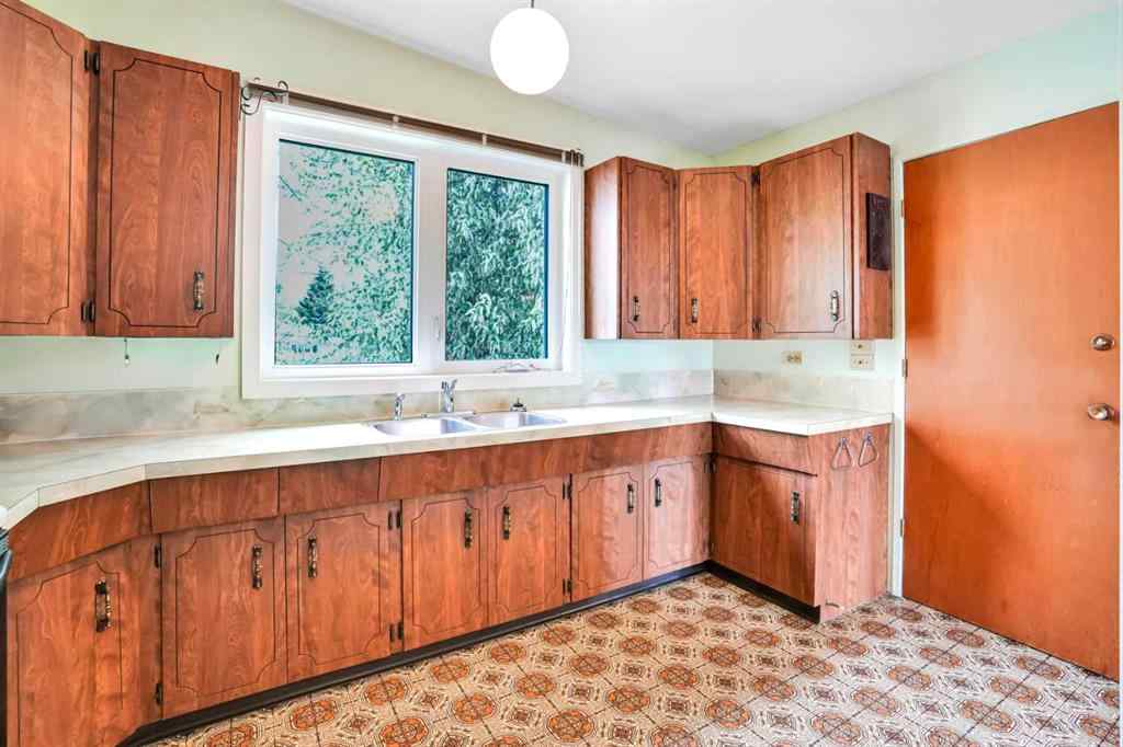 MLS® A2208915 - 924 Mayland Drive NE in Mayland Heights Calgary, Residential