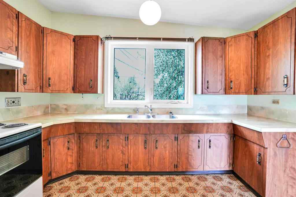MLS® A2208915 - 924 Mayland Drive NE in Mayland Heights Calgary, Residential